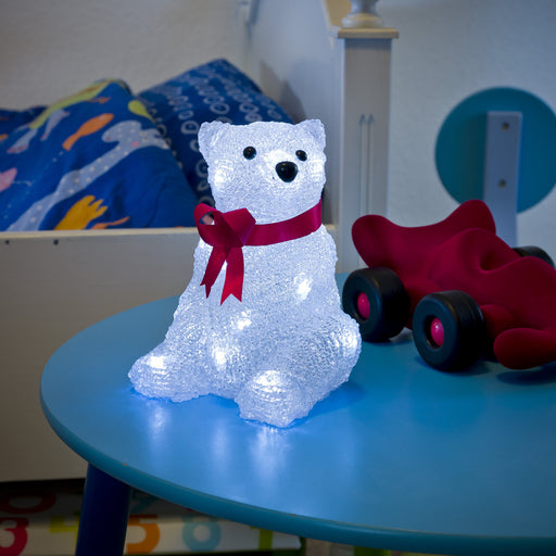 Konstsmide Kleiner LED-Baby-Eisbär, sitzend mit roter Schleife 97038